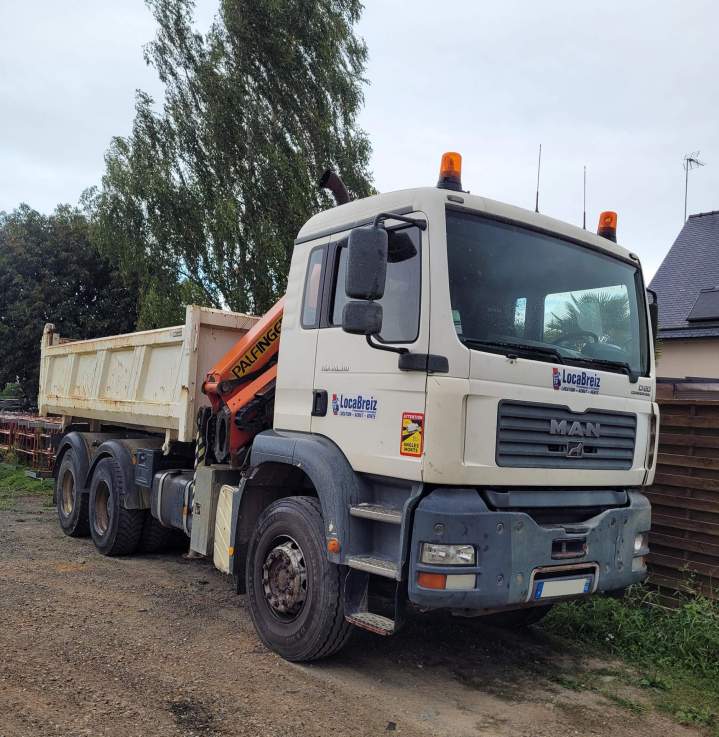 Location de bennes et de camions pour vos chantiers.